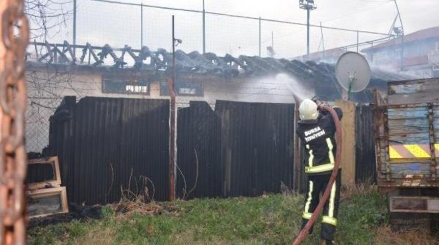 İznik&rsquo;Te Halı Sahada &Ccedil;ıkan Yangın Korkuttu