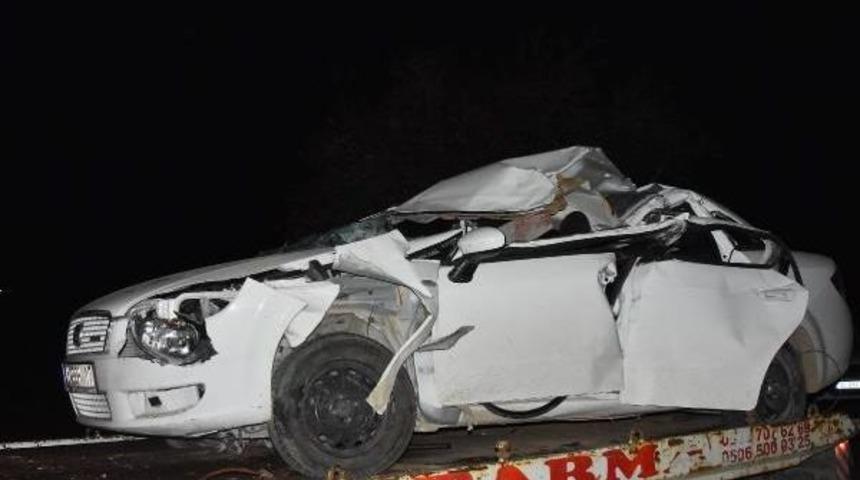 Otomobil Kamyonla &Ccedil;arpıştı: 1 &Ouml;l&uuml;, 2 Yaralı