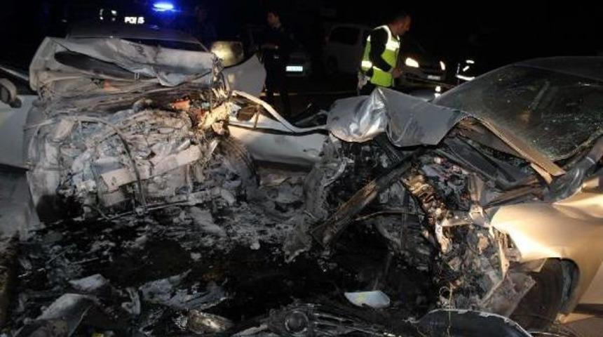 İki Otomobil Kafa Kafaya &Ccedil;arpıştı: 7 Yaralı