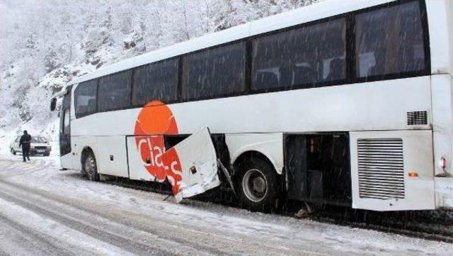 Kastamonu'da Otobüs Ve Otomobil Çarpıştı: 2 Yaralı