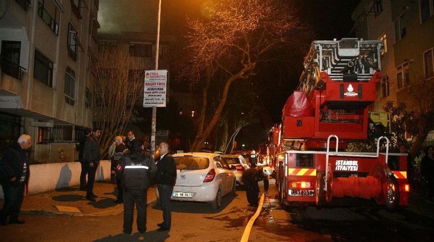 Kadık&ouml;y&rsquo;de 4 Katlı Binanın &Ccedil;atısı Alev Alev Yandı