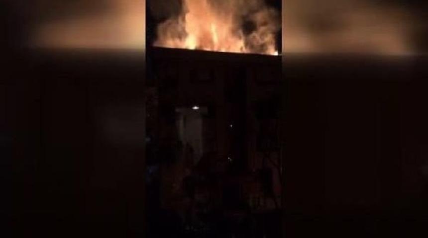 Kadık&ouml;y'de Korkutan  &Ccedil;atı Yangını