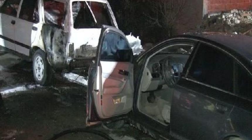 Bah&ccedil;elievler'de Park Halindeki Iki Ara&ccedil; Yandı