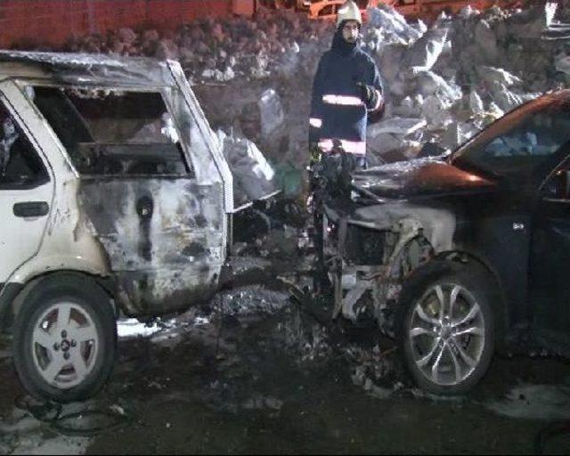 Bahçelievler de Park Halindeki Iki Araç Yandı 1