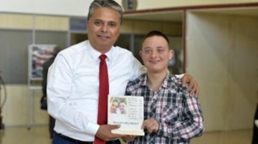 Başkan Uysal&rsquo;a Anlamlı Hediye