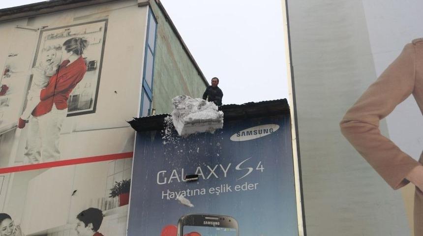 Binanın &Ccedil;atısında Biriken Kar Yığını &Ccedil;ığ Gibi D&uuml;şt&uuml;