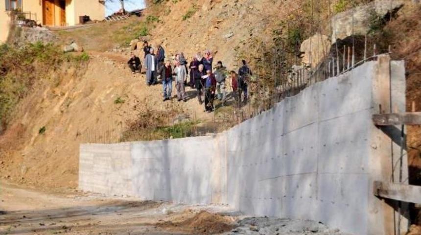 Kuzenine Kızdı, Yolu Beton Duvarla Kapattı