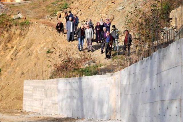 Kuzenine Kızdı, Yolu Beton Duvarla Kapattı