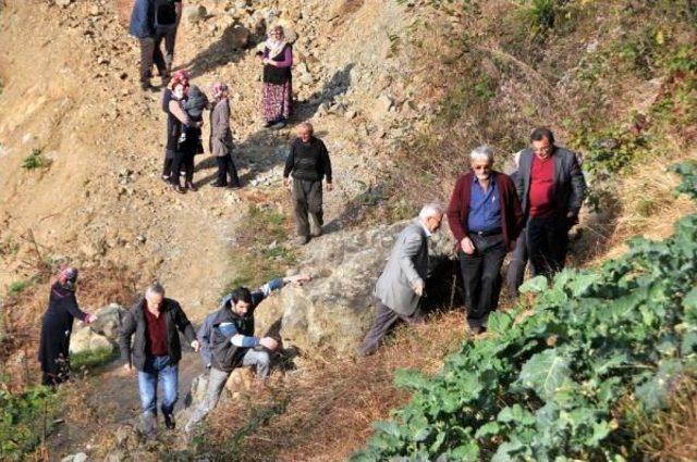 Kuzenine Kızdı, Yolu Beton Duvarla Kapattı