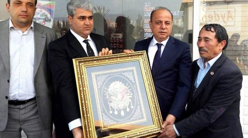 Zeybek Mahallesi Kaymakam Sevgili&rsquo;yi &Ccedil;i&ccedil;eklerle Karşıladı