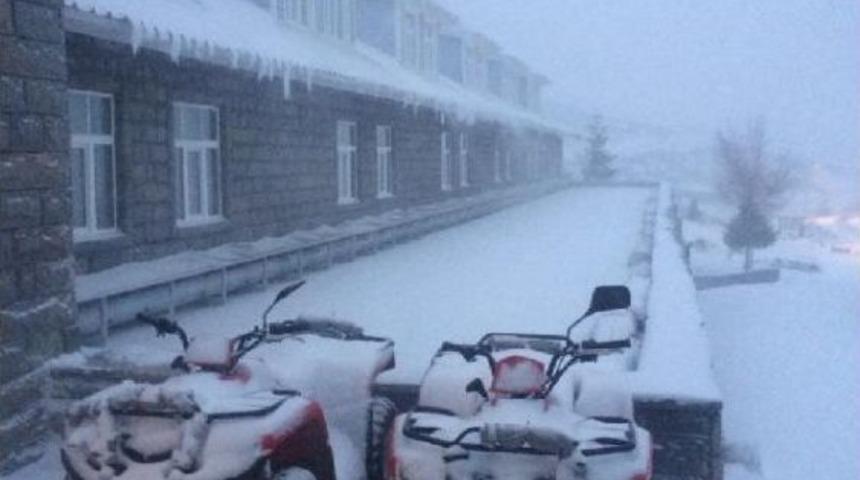 Uludağ&rsquo;Da Kar Kalınlığı 15 Santimetreye Y&uuml;kseldi