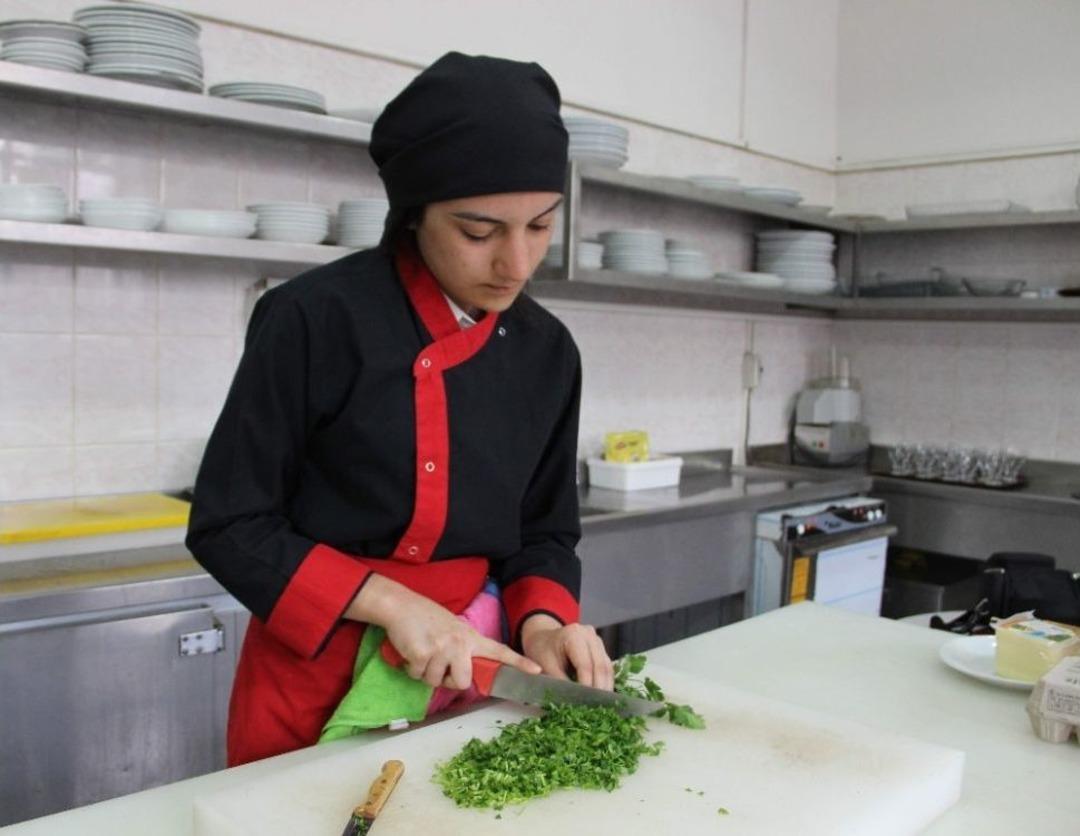 (&ouml;zel Haber) &Ouml;ğrenciler Pişiriyor, &Ouml;ğretmenler Yiyor