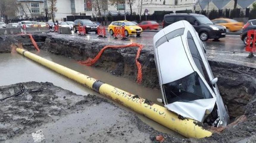İski &Ccedil;ukuruna D&uuml;şt&uuml;; Doğalgaz Ana Borusuna &Ccedil;arptı