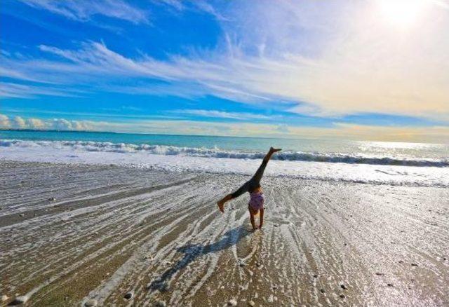 Antalya'da Konyaaltı Plajı Şenlendi