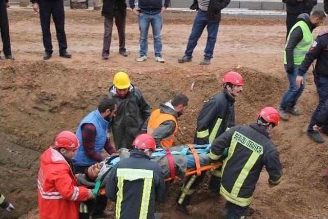 Yol Çalışması Yapan İşçi Göçük Altında Kaldı