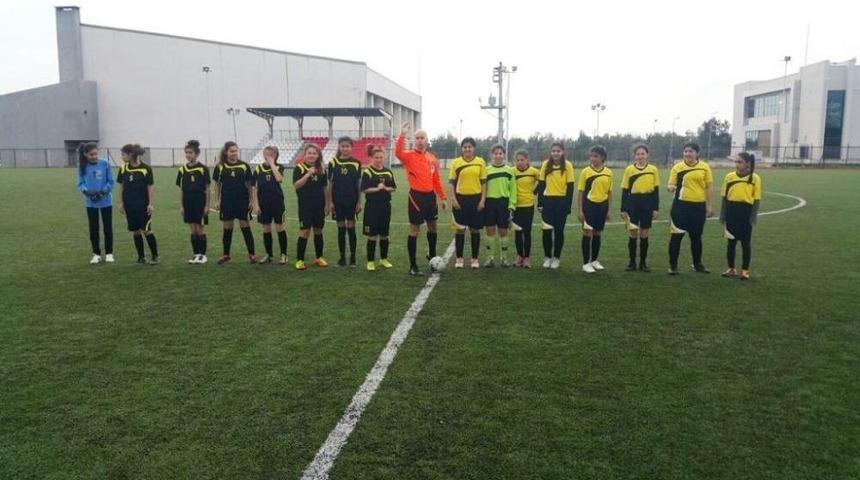 Ayvalık Gazi Ortaokulu Yıldız Kız Futbol Takımı Balıkesir 2.&rsquo;si Oldu