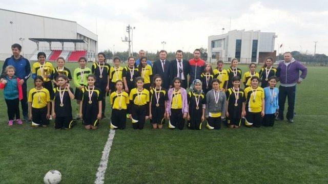 Ayvalık Gazi Ortaokulu Yıldız Kız Futbol Takımı Balıkesir 2.’si Oldu