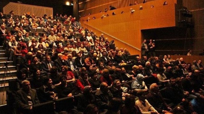 Bergama&rsquo;da Dinleyenleri Mest Eden T&uuml;rk Halk M&uuml;ziği Konseri
