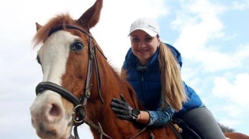 Kemer'e Tatile Gelen Yulia At Binerek Eğleniyor