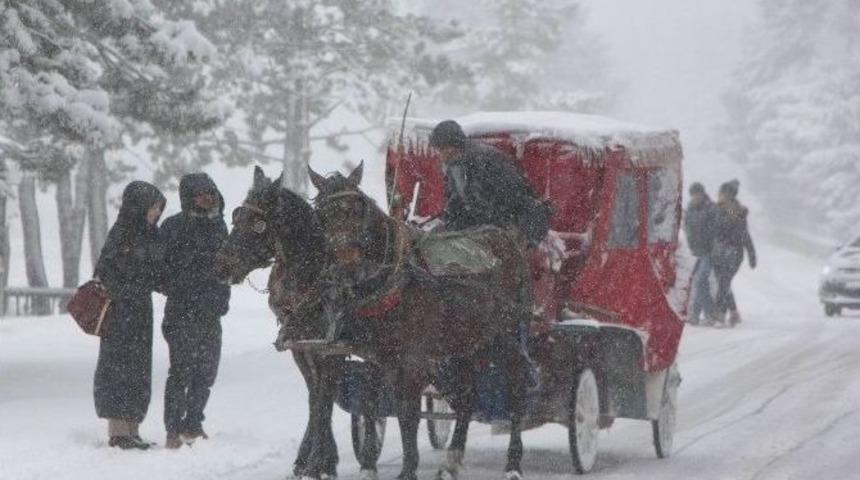 Abant Kar Yağışı Sonrasında Beyaza B&uuml;r&uuml;nd&uuml;
