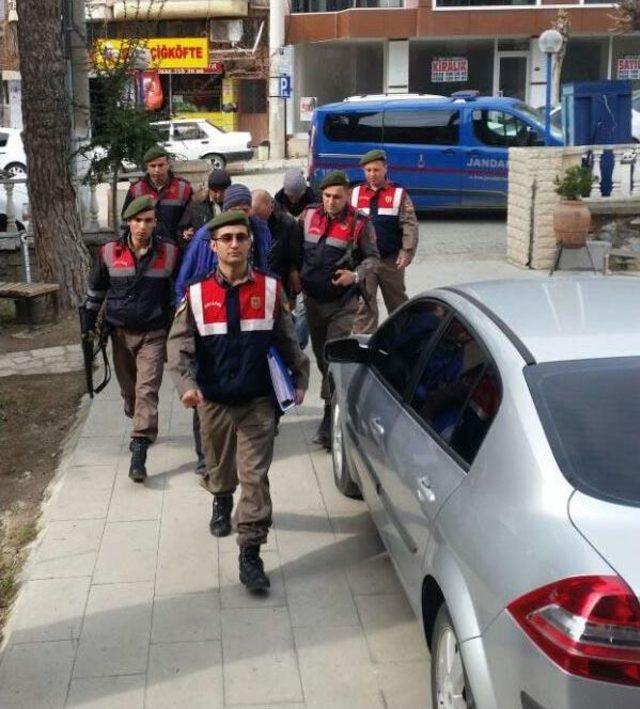 İzmir'de Jandarma 2 Günde 145 Kaçağı Yakaladı