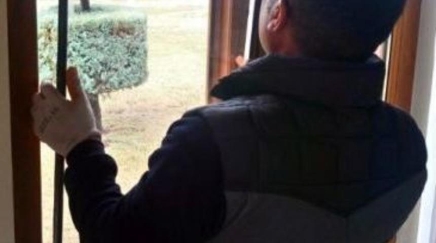 &Ccedil;ocuk Yuvasının Kırılan Camı &rsquo;kaza&rsquo;yla Takıldı