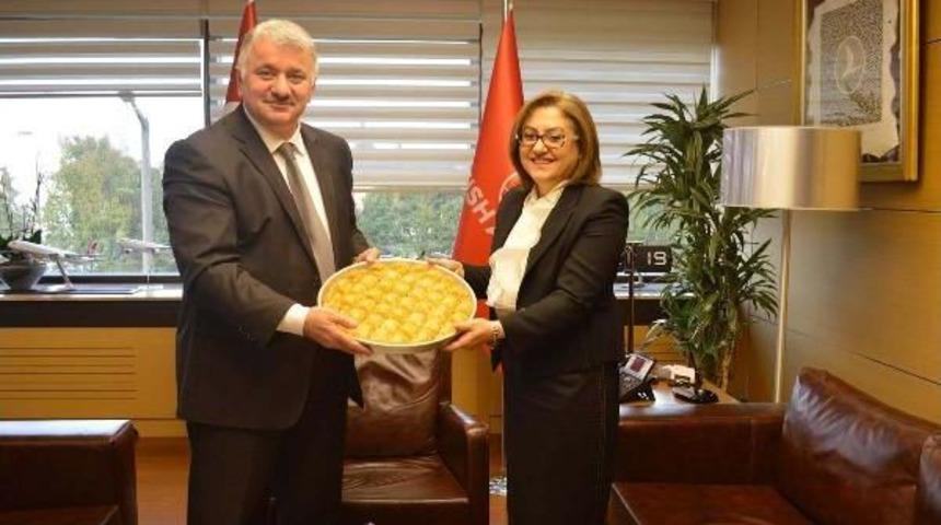 Thy Genel M&uuml;d&uuml;r&uuml; Ekşi'ye Gaziantep Belediye Başkanı Şahin'den Baklavalı Ziyaret