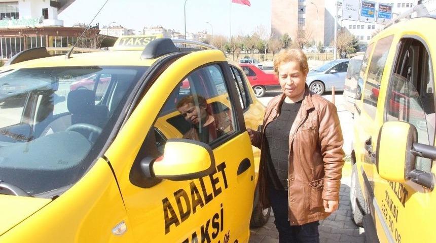 Gaziantep&rsquo;in Tek Kadın Taksi Şof&ouml;r&uuml; Erkeklere Taş &Ccedil;ıkartıyor