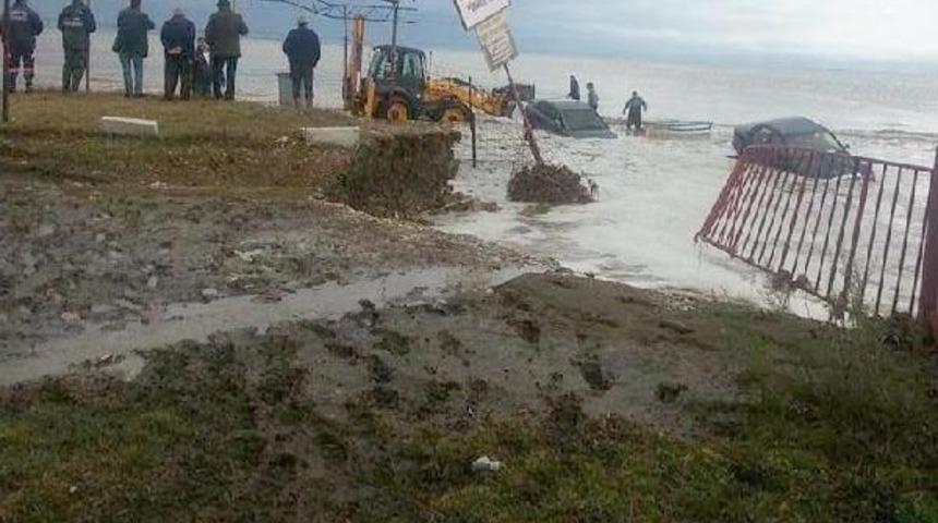 Menderes'te 2 Otomobil Oluşan Akıntıyla Denize S&uuml;r&uuml;klendi