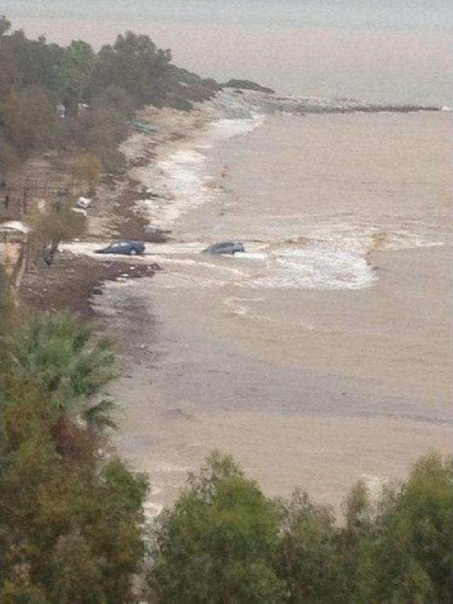 Menderes'te 2 Otomobil Oluşan Akıntıyla Denize Sürüklendi