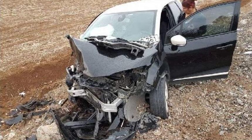 Minib&uuml;sle Otomobil &Ccedil;arpışt: 5 Yaralı