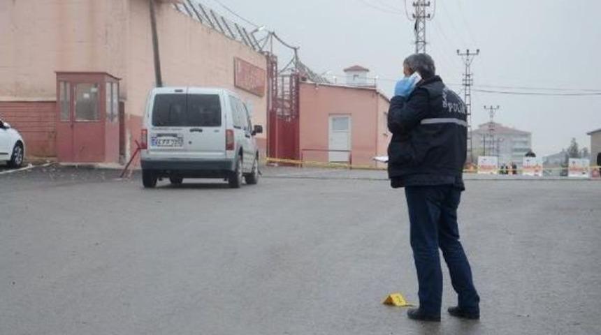 E Tipi Kapalı Cezaevi &Ouml;n&uuml;nde Silahlı Kavga: 3 Yaralı