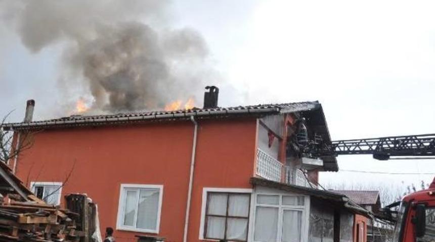 Elektrik Kontağı Evin &Ccedil;atısını Yaktı