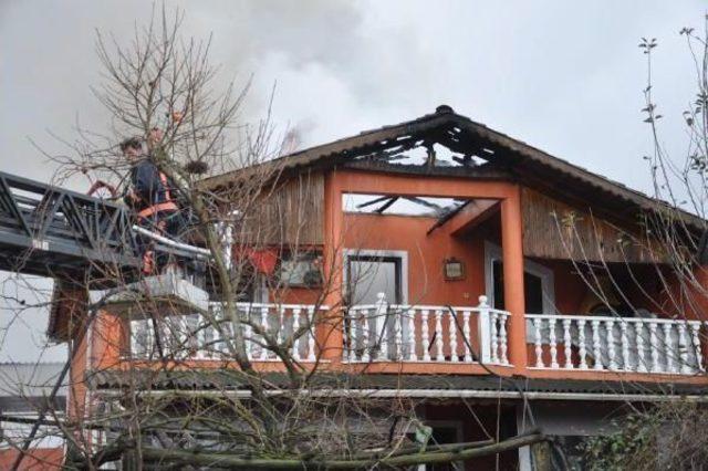 Elektrik Kontağı Evin Çatısını Yaktı