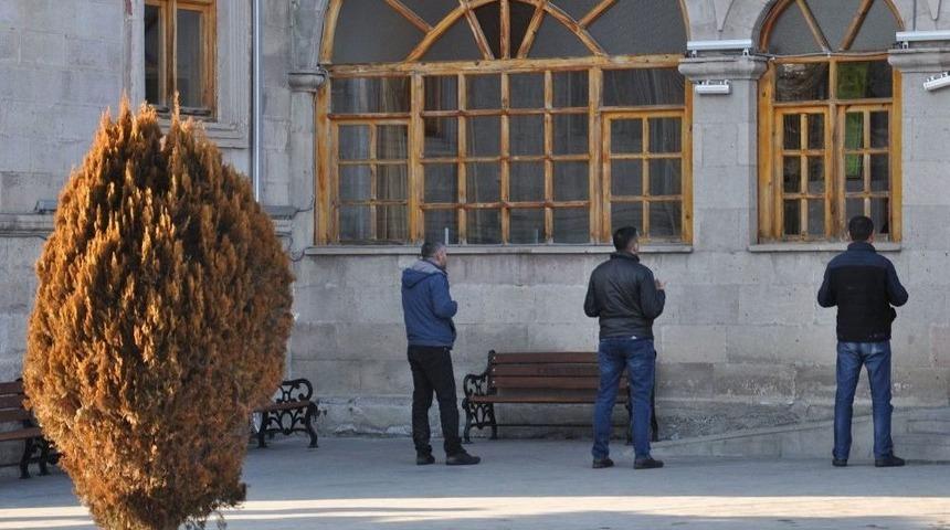 Harakani T&uuml;rbesi Ziyaret&ccedil;i Akınına Uğruyor