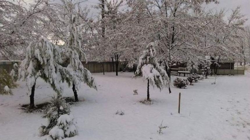Korkuteli&rsquo;ne Mevsimin İlk Karı Yağdı