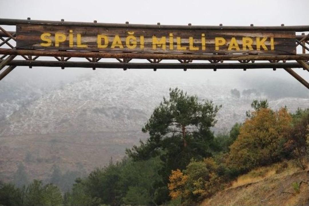 Manisa&rsquo;nın Spil Dağı&rsquo;na Mevsimin İlk Karı D&uuml;şt&uuml;