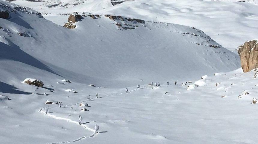 Erzincan&rsquo;da Pkk&rsquo;nın Sığınak Ve Mağaraları İmha Edildi