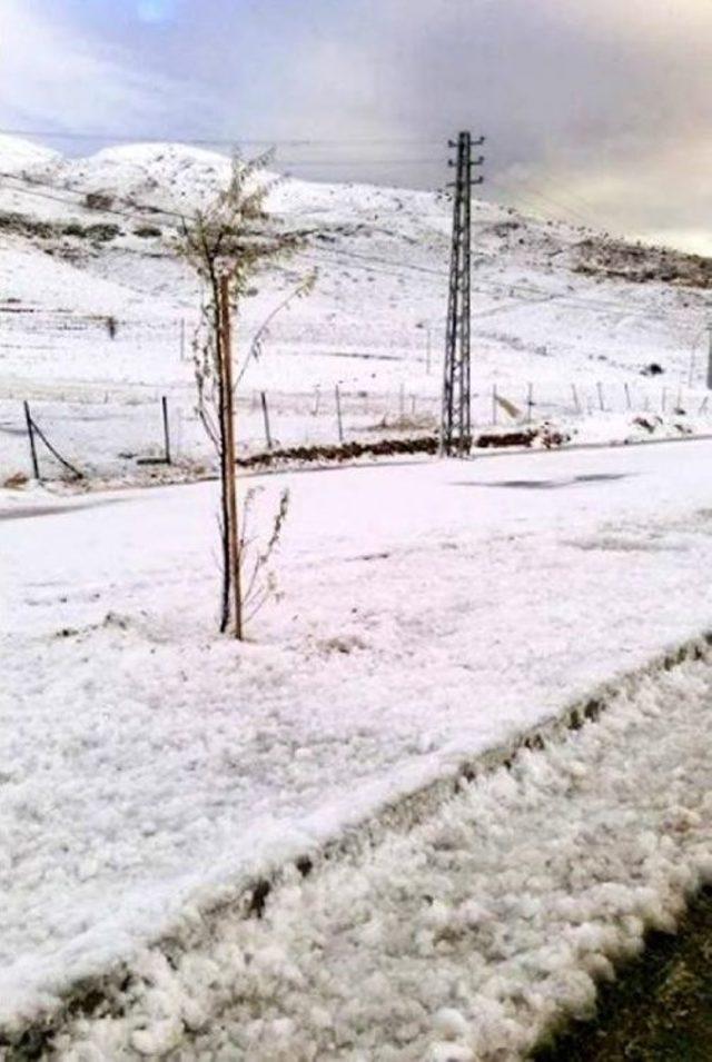 Korkuteli'ne Yılın Ilk Karı Yağdı