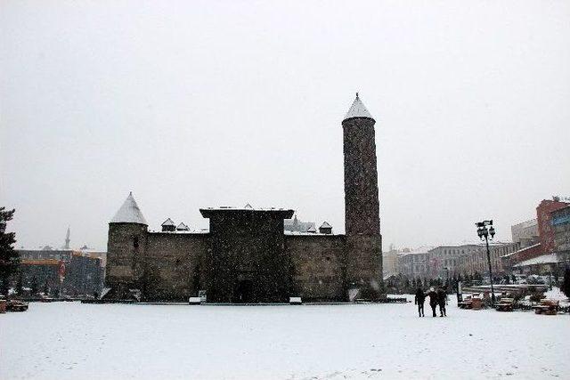 Erzurum Beyaz Gelinliğini Giydi