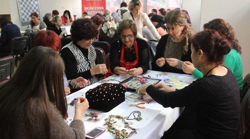 Gaziemir&rsquo;de Semt Evleri Kadınları Hayata Bağladı