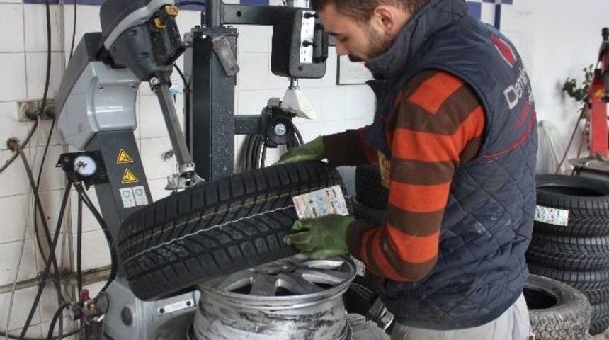 1 Aralık &Ouml;ncesi Lastik&ccedil;ilerde Yoğunluk