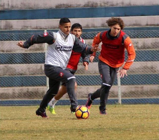 Adanaspor'dan Aladağ Ve Chapecoense Için Saygı Duruşu