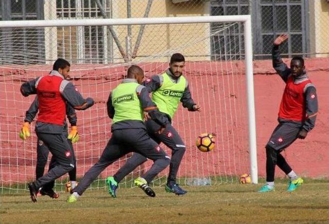 Adanaspor'dan Aladağ Ve Chapecoense Için Saygı Duruşu