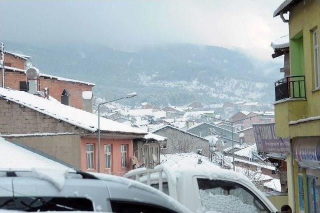 Çelikhan’a Yılın İlk Karı Düştü