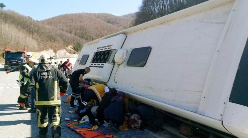 Bursa&rsquo;da Yolcu Otob&uuml;s&uuml; Kaza Yaptı, &Ccedil;ok Sayıda Yaralı Var