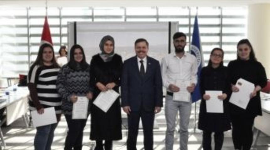 Y&ouml;k, Uşak &Uuml;niversiteli &Ouml;ğrencilere Başarı Belgesini Verdi