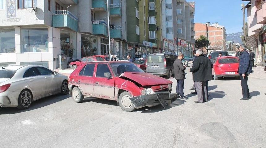 Tosya&rsquo;da Maddi Hasarlı Trafik Kazası Meydana Geldi