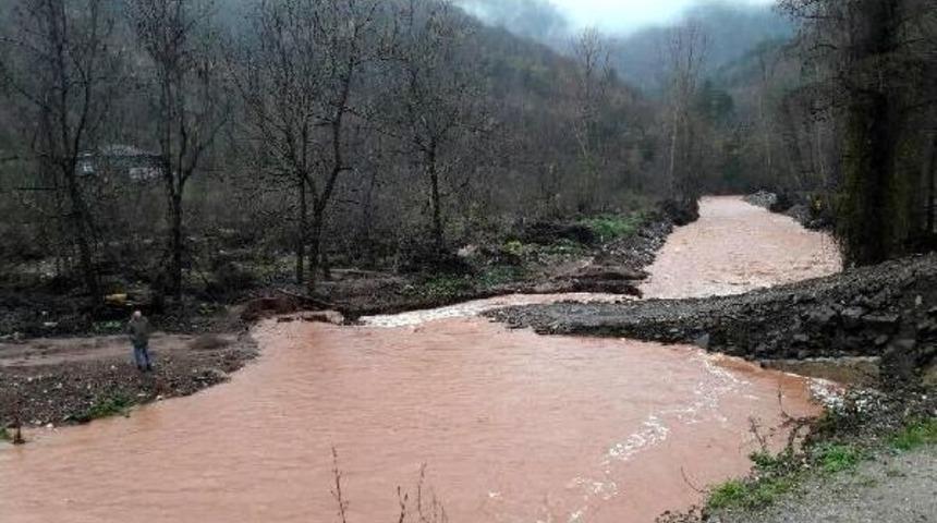 Bartın'da Yağmur Dereleri Taşırdı, 5 K&ouml;y Yolu Ulaşıma Kapandı