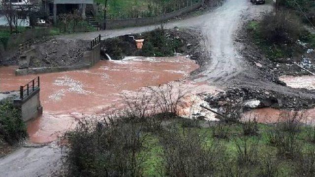 Bartın'da Yağmur Dereleri Taşırdı, 5 Köy Yolu Ulaşıma Kapandı